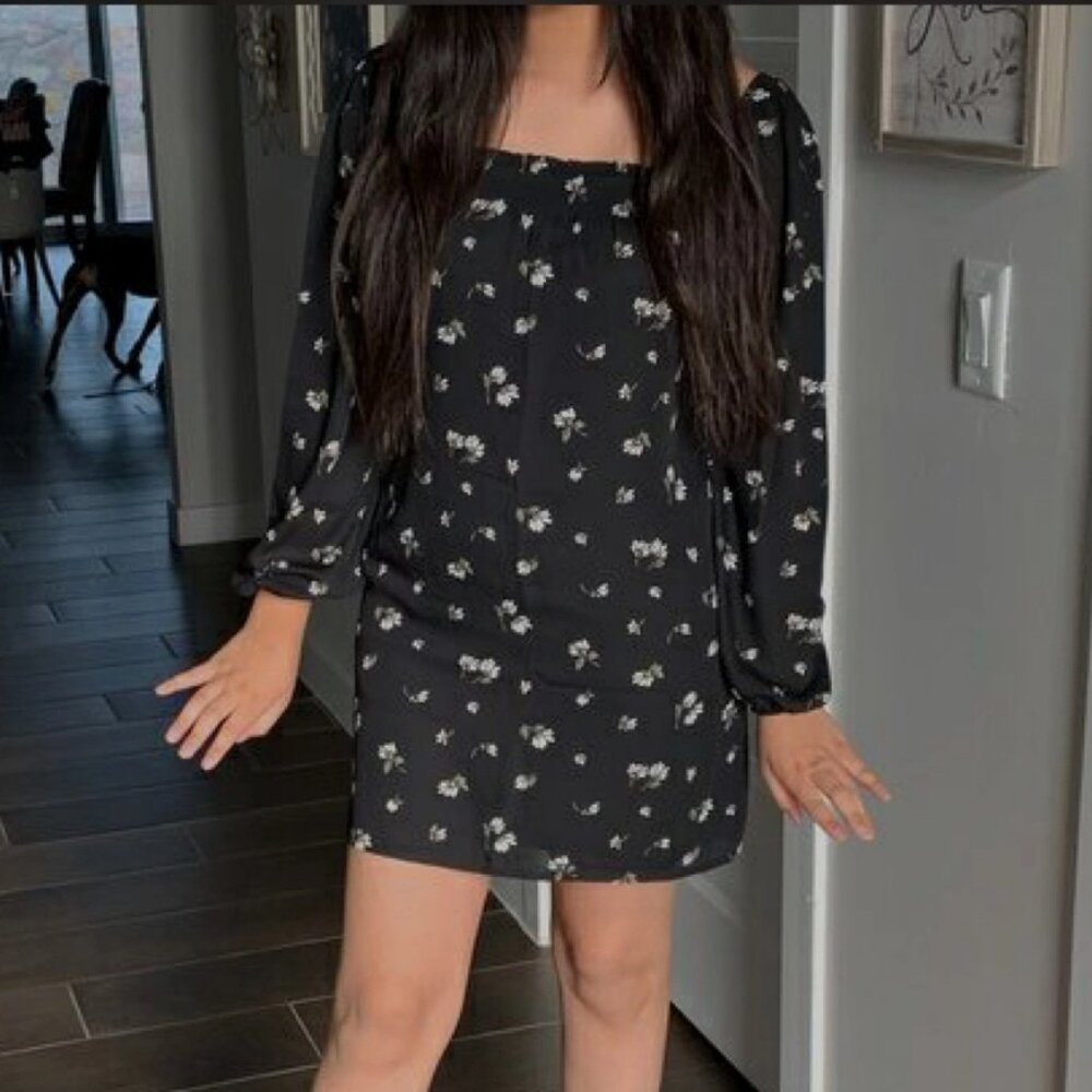 Abercrombie Long-Sleeved Smocked Neckline Mini Dress (BNWT) - Picture 4 of 5